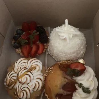 8995 hotel couple dining