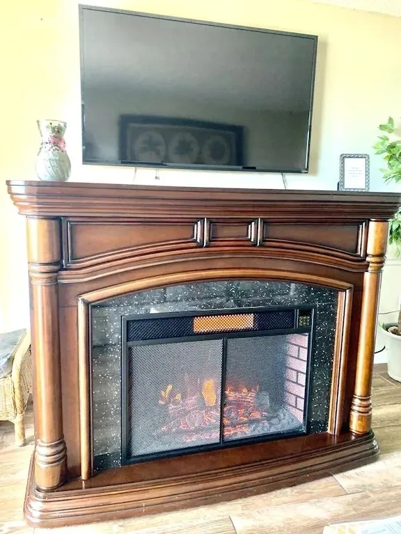 9022 romantic suite fireplace