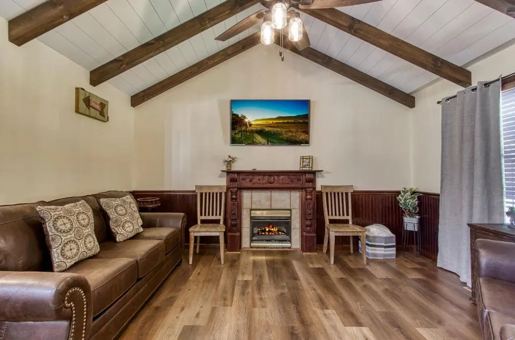 9117 pigeon forge honeymoon suite couple celebrating