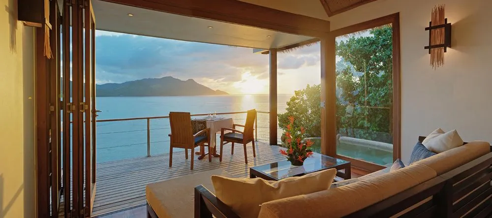 9143 fiji honeymoon suite couple