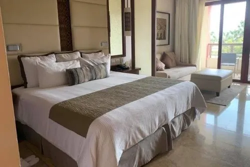 9151 couple beach hawaii