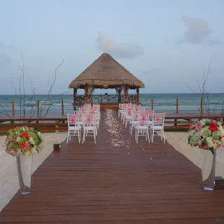 /img/9167-caribbean-honeymoon-luxury.webp