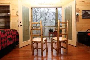 9202 honeymoon hills cabin exterior