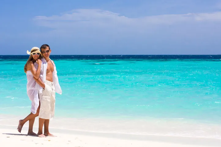 9248 couple holding hands