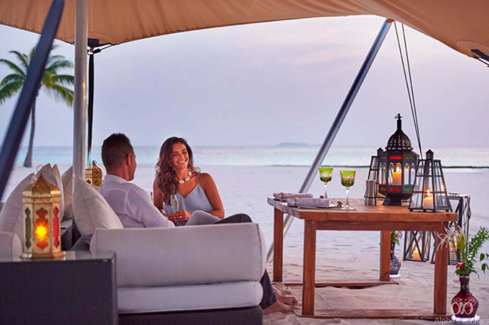 9249 maldives honeymoon couple