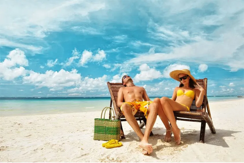 9277 honeymoon packages couple kissing