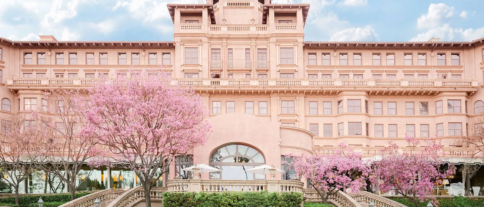 9298 hotel pool couple