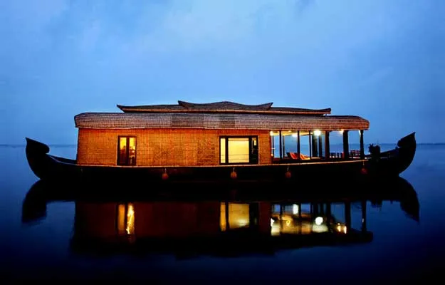 /img/9301-kerala-honeymoon-boat-house-7.webp