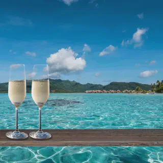 /img/9344-bora-bora-couple-dinner.webp