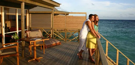 9354 maldives honeymoon couple
